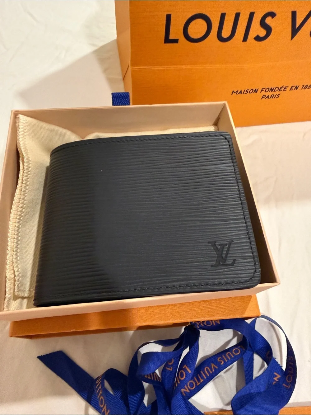 Louis Vuitton compact bi